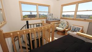 sala de estar con escalera y ventanas en Oceanside, Community Pool, Community Tennis, PT7, Summer Winds, en Sanderling