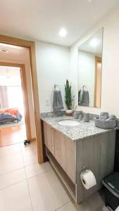 Postel nebo postele na pokoji v ubytování Luxury NEW Apt -24/7 sec- 10 min from SJO Airport