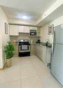 Kuchyň nebo kuchyňský kout v ubytování Luxury NEW Apt -24/7 sec- 10 min from SJO Airport