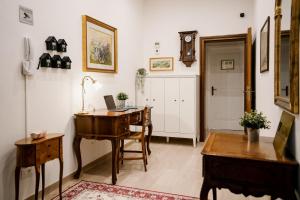 una oficina con escritorio y ordenador en una habitación en LaMì Room & Apartment, en Castel San Pietro Terme