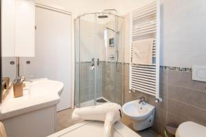 ein Bad mit einer Dusche, einem Waschbecken und einem WC in der Unterkunft Fornaci 2 RivieraHoliday in Pietra Ligure