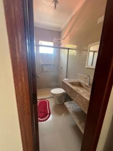La salle de bains est pourvue de toilettes et d'un lavabo. dans l'établissement Lindo Apartamento a beira Mar- Praia do Muta, à Porto Seguro