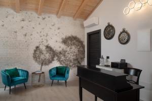 Posezení v ubytování Theodore Rooms
