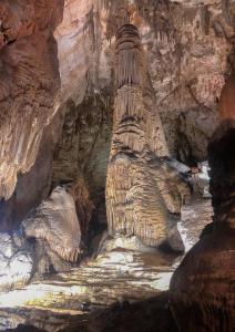 una formación rocosa en un cañón con un poco de agua en La Dimora del Viaggiatore en Jerzu