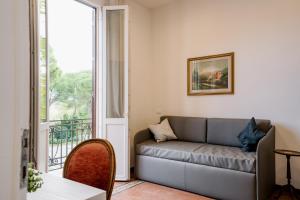 een woonkamer met een bank en een raam bij LaMì Room & Apartment in Castel San Pietro Terme