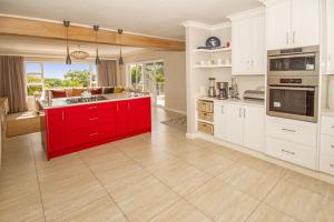Η κουζίνα ή μικρή κουζίνα στο Modern double story beach house
