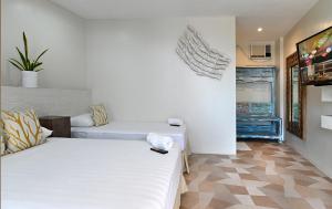 Ένα ή περισσότερα κρεβάτια σε δωμάτιο στο Oslob Whale Shark Resort