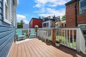 Μπαλκόνι ή βεράντα στο HostWise Stays - The "Row" House - Beautiful Space, Two King Beds