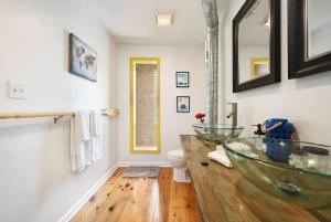 Ένα μπάνιο στο HostWise Stays - The "Row" House - Beautiful Space, Two King Beds +37 φωτογραφίες