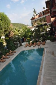 una gran piscina con sillas y un edificio en Oskar Thermal Hotel en Pamukkale