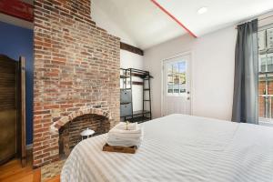 Ένα ή περισσότερα κρεβάτια σε δωμάτιο στο HostWise Stays - The "Row" House - Beautiful Space, Two King Beds