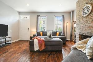 Χώρος καθιστικού στο HostWise Stays - The "Row" House - Beautiful Space, Two King Beds