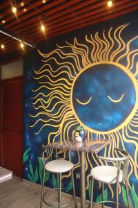 ワヌコにあるHOSTAL SOL & LUNAの部屋のテーブルと椅子の絵画