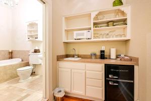 Bilik mandi di Dtwn Decatur Apt Walk to Restaurants and Shops +35 gambar