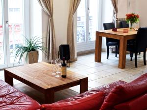 - un salon avec un canapé et une table avec une bouteille de vin dans l'établissement "Le Zen", à Nice