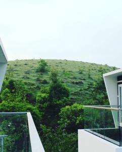 una casa con vistas a una colina verde en Dellamore Havn en Vagamon