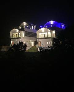 瓦戈曼的住宿－Dellamore Havn，一座大建筑,晚上有蓝色的灯光
