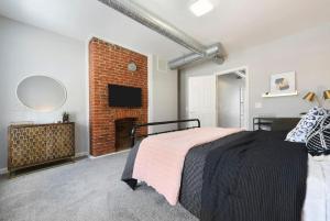 Katil atau katil-katil dalam bilik di HostWise Stays - Free Parking, Highly Walkable, 2 Full bathrooms
