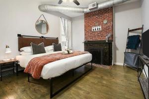 Katil atau katil-katil dalam bilik di HostWise Stays - Triplex, Great for Groups, 3 Separate Apts, Free Parking