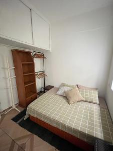 1 dormitorio pequeño con 1 cama y armario en Studio Copa, en Río de Janeiro