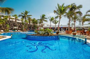 uma piscina num resort com um polvo pintado em Blue Volcano-pool, gym and activities in Sport Center Fariones included em Puerto del Carmen