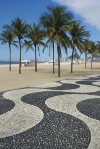 una pasarela en la playa con palmeras en Studio Copa, en Río de Janeiro