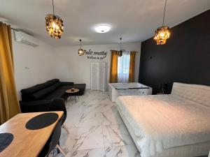 Postel nebo postele na pokoji v ubytování Apartman sa jakuzijem