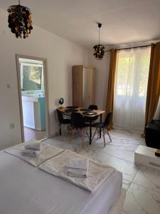Postel nebo postele na pokoji v ubytování Apartman sa jakuzijem