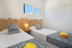 une chambre avec deux lits et une fenêtre dans l'établissement Orange Volcano - pool, gym and activities in Sport Center Fariones included, à Puerto del Carmen 27 autres photos