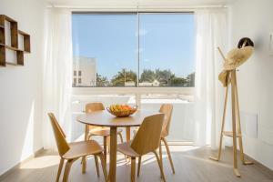 une salle à manger avec une table et des chaises et une fenêtre dans l'établissement Orange Volcano - pool, gym and activities in Sport Center Fariones included, à Puerto del Carmen