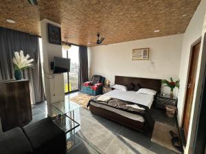 um quarto com uma cama e uma mesa de vidro em Nasheman & hotel em Fatehpur