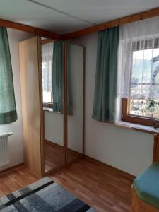 Postel nebo postele na pokoji v ubytování Ferienwohnung Haus Bergfrieden