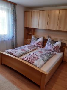 Postel nebo postele na pokoji v ubytování Ferienwohnung Haus Bergfrieden