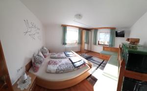 Postel nebo postele na pokoji v ubytování Ferienwohnung Haus Bergfrieden