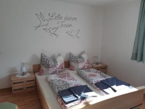 Postel nebo postele na pokoji v ubytování Ferienwohnung Haus Bergfrieden