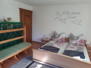 Postel nebo postele na pokoji v ubytování Ferienwohnung Haus Bergfrieden