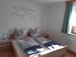 Postel nebo postele na pokoji v ubytování Ferienwohnung Haus Bergfrieden