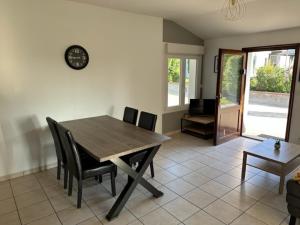 a dining room with a table and chairs at Le Nid Du Moulin in Batzendorf