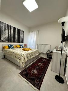 1 dormitorio con cama y alfombra en Il Nido di Domi, en LʼAquila