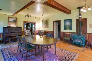 Bilde i galleriet til Secluded Cohasset Home with Pool and Screened Porch! 