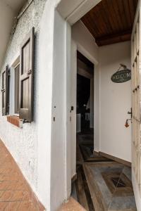 eine offene Tür zu einem Zimmer mit einer Tür sidx sidx in der Unterkunft L'Oasi di Ramona in Polesine Parmense