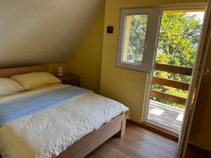 Postel nebo postele na pokoji v ubytování Lepa kuca Tara Kremna