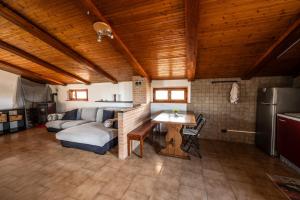ein Wohnzimmer mit einem Sofa und einem Tisch in der Unterkunft L'Oasi di Ramona in Polesine Parmense