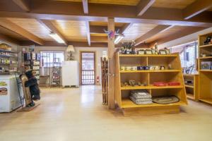 Kuchyň nebo kuchyňský kout v ubytování The Spruce Loft Apartment at Blue Spruce RV Park & Cabins