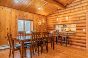 una sala da pranzo con tavolo e sedie in una cabina di The Alaskan Dream Lodge a Fairbanks
