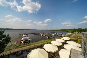 Um monte de barcos estão ancorados numa marina. em Marina Diana em Białobrzegi