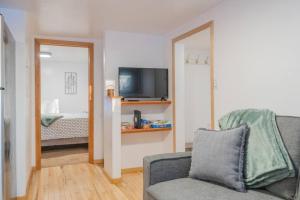 ein Wohnzimmer mit Sofa und ein Schlafzimmer in der Unterkunft The Little Airport Getaway in Fairbanks