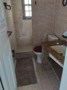 een badkamer met een toilet, een wastafel en een douche bij Flats Mar à Vista IV Aluguel de Temporada in Búzios