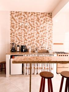 サン・トメー・ダス・レトラスにあるKitnet STL. Centroの部屋にカウンターとスツールがあるキッチン