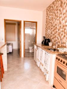 サン・トメー・ダス・レトラスにあるKitnet STL. Centroのシンクとコンロのあるキッチン トップオーブン